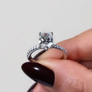 แหวนหมั้นเพชรทรงรีเจียระไนแบบบริลเลียนท์ 2.00 กะรัต เพชรเลี้ยงในห้องปฏิบัติการ ดีไซน์หรูหรา ตัวเรือนทองคำแท้ 18K/14K/10K ประดับเพชรแบบปาเว่ เรียบง่าย สวยงาม เหมาะสำหรับเจ้าสาว - Product Image 1