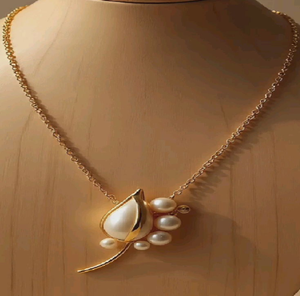 Impresionante colgante floral de filigrana en tonos de oro blanco y amarillo con detalles de cristal. Atrevido. Disponible a precios de mayorista. - Product Image 4