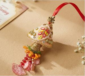 Le Jhumka Royal Amber met en valeur les pierres riches en couleurs et la forme majestueuse de cloche. - Product Image 2