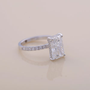 Bague de fiançailles en diamant de laboratoire taille radiant 3,03 carats, or blanc, rose et jaune 14K plaqué rhodium, avec halo caché et pavé de luxe - Product Image 2