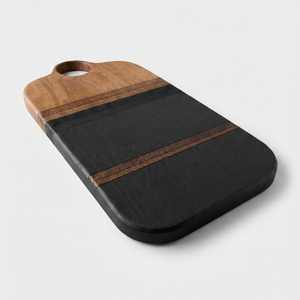 Cette planche à découper en bois bicolore présente un dessus naturel accentué par des bandes texturées en chevrons pour couper les légumes. - Product Image 2