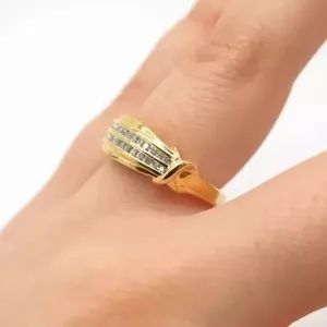 Bague de fiançailles pour femme avec diamant simulé rond de 2 carats, plaqué or jaune 14 carats - Product Image 2