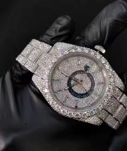 Montre en diamant moissanite de qualité supérieure pour hommes, montre-bracelet de luxe hip-hop avec bracelet en acier massif, disponible à la vente - Product Image 1