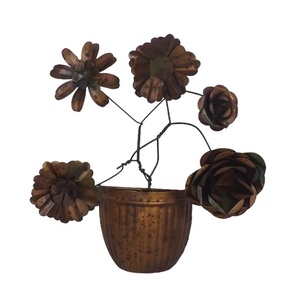 Pot de fleurs mural en métal artisanal et écologique avec design à trous pour la décoration de table de salon - Product Image 1