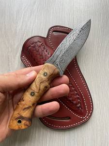 Cuchillo de caza Yakut hecho a mano, de acero de Damasco, con mango de madera, hoja de punta caída y funda de cuero rojo. - Product Image 5
