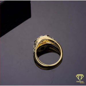 Bague classique en moissanite ronde, sertie de diamants, en argent sterling 925, style doré, pour la vente en gros de bijoux - Product Image 4