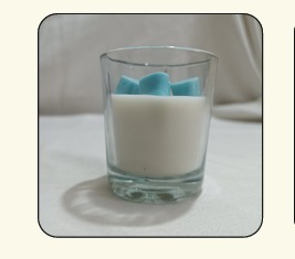 Vela Pequeña de Parafina Perfumada en Recipiente de Vidrio con Cubos Azules para Uso en Interiores Durante las Fiestas Navideñas - Product Image 2