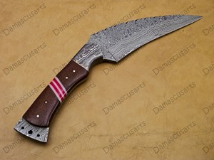 Couteau Tracker en Acier Damas Forgé à la Main, Lame Pleine Longueur, pour Survie en Extérieur et Chasse, Lame Fixe, Manche en Bois, DIY OEM, Dentelé - Product Image 5