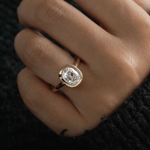 Anillo con Bisel de Diamante Cultivado en Laboratorio de 2.40CT, Corte Cojín, Oro Amarillo, Proveedor de Joyería Nupcial - Product Image 4
