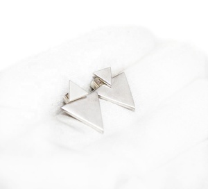 Vente en gros de boucles d'oreilles à clous géométriques en argent sterling 925, double triangle brossé, Memoria Jewels - Product Image 3