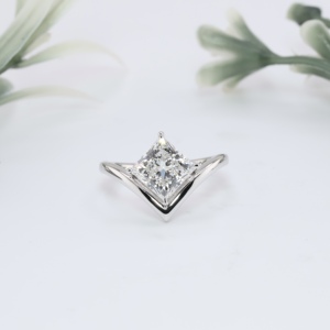 Anillo de compromiso de diamante cultivado en laboratorio con corte princesa, diseño de cometa, banda curva en V, anillo solitario de oro blanco para mujer - Product Image 1