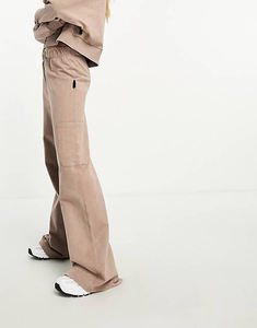 Conjunto de sudadera corta beige para mujer y pantalones cargo anchos a juego, conjunto de dos piezas de ropa informal de felpa gruesa de primera calidad - Product Image 3