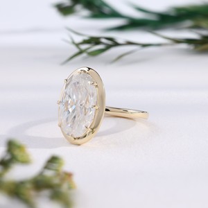 Anillo Solitario de Diamante Corte Ovalado en Oro Amarillo con Engaste de Seis Puntas y Diseño de Halo Oculto, Joyería de Lujo para Bodas para Mujer - Product Image 1