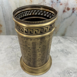 Cubo de basura antiguo de latón grabado con borde de clave griega, perfecto para habitaciones de lujo y decoración interior clásica, procedente de la India. - Product Image 1