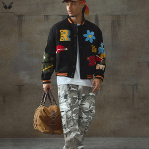Chaqueta Varsity Hip Hop para Hombre, Estilo Urbano con Parches de Chenilla, Chaqueta Bomber Negra con Bordado de Flores y Corazones, Chaqueta de Béisbol - Product Image 1