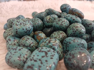 Piedra de jaspe dalmático azul pulida con patrones de manchas distintivos, superficie lisa y forma redondeada para uso mineral. - Product Image 2