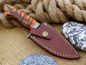 Cuchillo de Caza Artesanal de Grado Industrial con Borde Dentado, Acero de Damasco, Mango de Resina, Hoja de 4mm de Grosor con Punta Clip y Forma de Clip, Cuero - Product Image 6