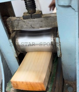 Batte de cricket OEM en saule anglais de qualité supérieure, éditions pour joueurs, manche court, pour frappes puissantes, pressée à froid, personnalisée et légère - Product Image 4