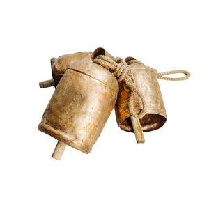 Campanas de vaca vintage en cuerda de yute para decoración navideña de granja, campanas colgantes de metal estilo shabby chic, campanas rústicas de hierro. - Product Image 1