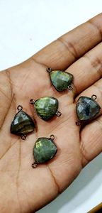 Breloques en labradorite naturelle 14 mm, forme briolette triple triangle, gris, avec double boucle et serti - Product Image 2
