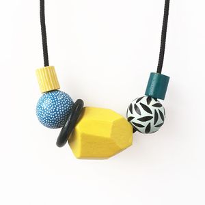 Collier en bois et résine, accessoire de mode en cristal, mettant en valeur la beauté du bois naturel - Product Image 2