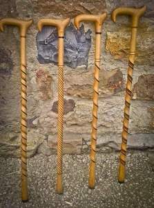 Ideal para personas mayores y para caminantes al aire libre, el bastón de resina y madera combina ligereza y comodidad de manejo. - Product Image 2