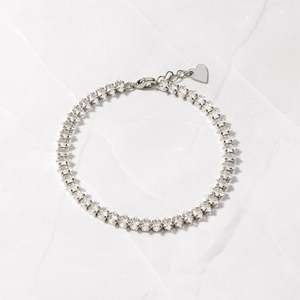 Bracelet tennis en or jaune avec diamants de laboratoire ronds et breloque en forme de cœur - Product Image 5