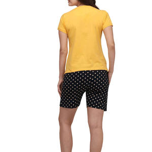 Conjunto de dos piezas cómodo de poliéster de secado rápido y ligero para mujer, camiseta de manga corta con cuello en V personalizada y pantalones cortos para uso al aire libre. - Product Image 3