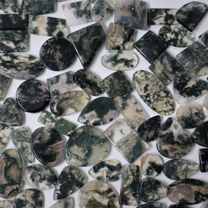 Venta al por mayor de gemas y joyas AMAN: Ágata musgosa natural de formas mixtas, piedras sueltas con juego de color de Rajastán para la fabricación de collares y joyería. - Product Image 1