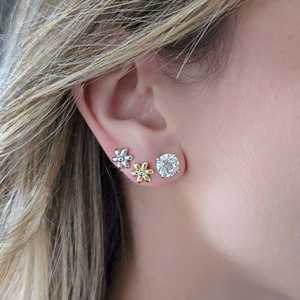 Pendientes Minimalistas con Pequeñas Flores, Delicados y Personalizados, de Oro Sólido de 14K y 18K, Pequeños y Elegantes para Uso Diario - Product Image 6