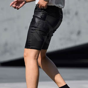 Shorts en cuir pour hommes avec ceinture ajustable, construction durable et style streetwear contemporain - Product Image 5