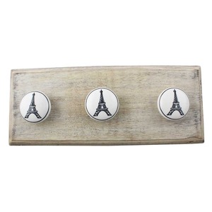 Cintre de luxe artisanal en bois pour vêtements de mode, idéal pour la présentation en boutique - Product Image 3