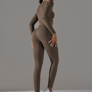 Conjunto de yoga sin costuras OEM personalizado para mujer: top corto y leggings de cintura alta con sujetador deportivo para gimnasio - Product Image 2