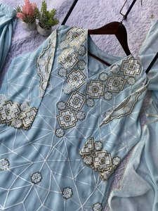 Ensemble Salwar / Kurti 3 pièces en tissu Faux Georgette, style col en V, nouveau design élégant et coloré, à prix raisonnable - Product Image 2