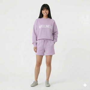 Ensemble haut à col montant et short pour femme, fabriqué avec une teinture de tissu qui garantit une couleur uniforme et fiable. - Product Image 1