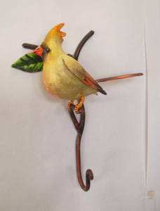 Gancho de hierro pintado con diseño de cardenal hembra - Product Image 5