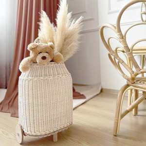 Chariot en rotin sur roulettes, panier à jouets artisanal pour enfants, paniers roulants, vente en gros - Product Image 5