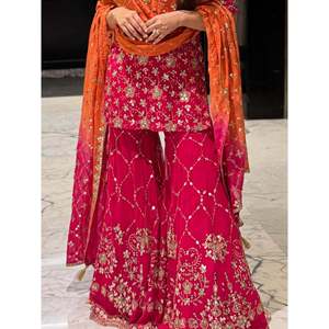 Ropa de diseñador regional Top-Bottom y Dupatta con intrincado trabajo de secuencia de bordado - Product Image 3