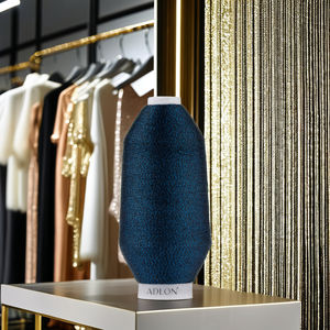 เส้นด้ายโลหะโพลีเอสเตอร์สีน้ำเงินไพลินสำหรับการออกแบบแฟชั่นสำหรับงานปักและงานประดิษฐ์ตกแต่งอย่างหรูหราในการทอผ้า - Product Image 3