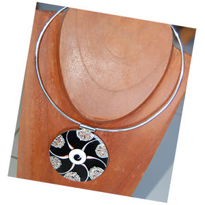 Colgantes de acero inoxidable con concha marina, joyería de concha marina, colgantes redondos de acero inoxidable con diseño artístico, tamaño 60mm - Product Image 2