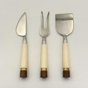 Nuevo juego de 3 cuchillos para queso de acero inoxidable con mangos de resina multicolor, juego de herramientas de cocina modernas para rebanar, cortar y untar. - Product Image 1