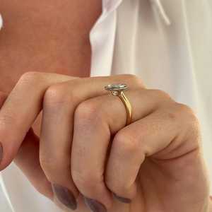 Bague solitaire en diamant de laboratoire Marquise E VVS2 de 2 carats, sertie de saphirs, bague de fiançailles conique, certifiée IGI - Product Image 5