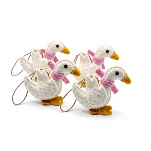 Ornement de Noël en feutre artisanal écologique, petit oiseau canard traditionnel avec écharpe rose, décoration murale pour sapin de Noël, mignon oiseau - Product Image 1