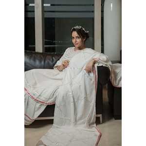 Ensemble de costume en satin blanc charismatique avec détails Gotta, disponible en taille XS - Product Image 2