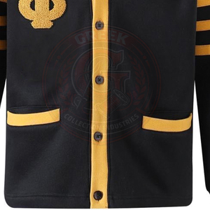 เสื้อคาร์ดิแกน Alpha Phi Fraternity สีดำขอบทอง ปักโลโก้ APA ด้านหน้า ติดกระดุม แขนยาว เสื้อสเวตเตอร์ถักคอวีสำหรับผู้ชาย สวมใส่ในวิทยาลัย - Product Image 3
