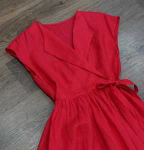 Robe portefeuille rouge sans manches à col en V, coupe trapèze midi en coton, décontractée et ample avec lien à nouer à la taille, idéale pour l'été pour femme - Product Image 1