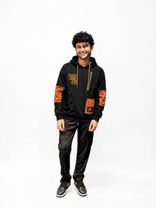 Sudadera con Capucha Negra para Hombre con Diseño de Parches Naranjas, Estilo Urbano, Material de Forro Polar, para Otoño - Product Image 1