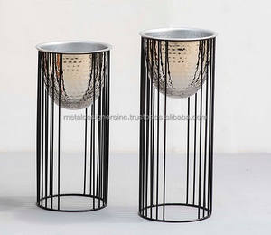 Juego de 2 macetas redondas de metal martillado plateado con soporte de alambre negro Collar decorativo Jarrones de suelo de hierro para decoración de jardín - Product Image 1