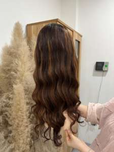 Perruque pleine dentelle effet piano - Couleur tendance du moment en cheveux vierges vietnamiens - Cheveux alignés aux cuticules pour une beauté sublime - Product Image 6