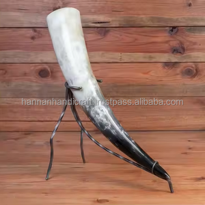 Outils de bar et accessoires pour boissons : Corne à boire Viking artisanale naturelle pour bière et vin, avec support en laiton et support en fer, à vendre - Product Image 3